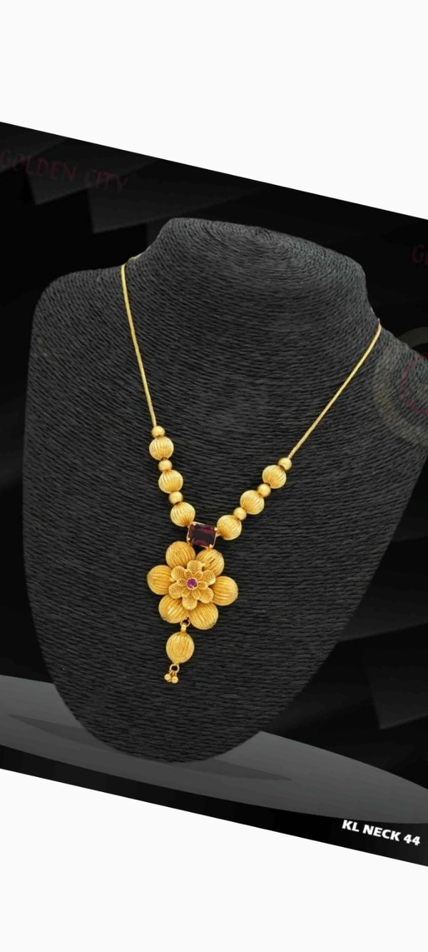GOLD FLOWER NECKLACE 