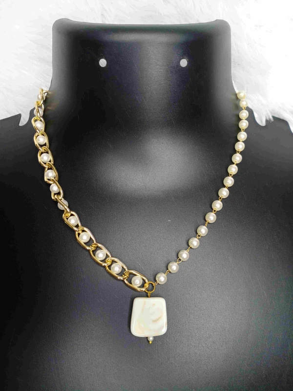 Pearl Chain Neckpiece 