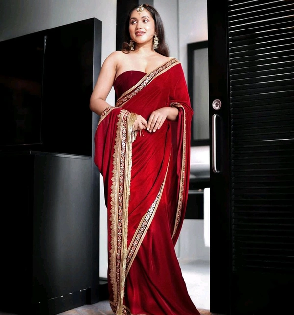 Beautiful Velvet Saree With Blouse Piece