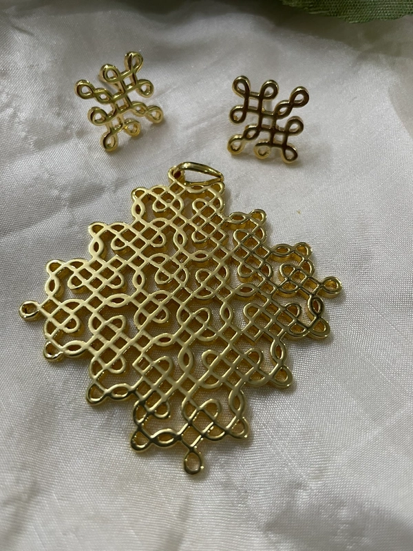 Janani Pendant With Earrings 