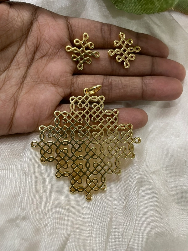 Janani Pendant With Earrings 
