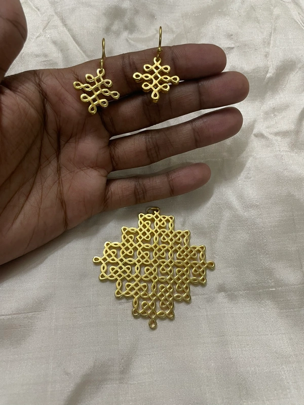 Janani Pendant With Earrings Hook