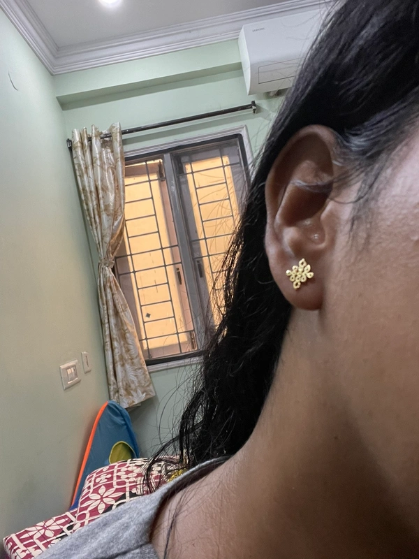 Anandi Screw Stud earring