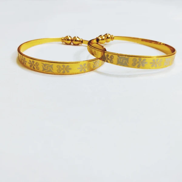 Namyara Golden Stylish Floral Delight Bracelet