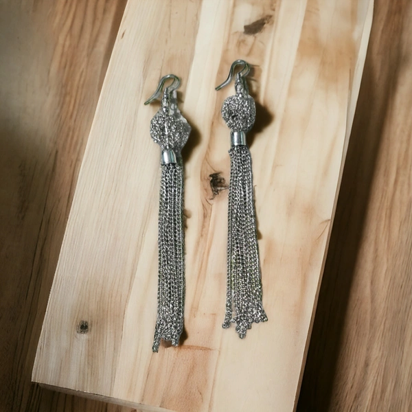 Dangal EarringBase Metal : BrassPlating : Gold PlatedSizing : Non-AdjustableStone Type : No StoneType : ChandelierNet Quantity (N) : 1Premium QualityCountry of Origin : India