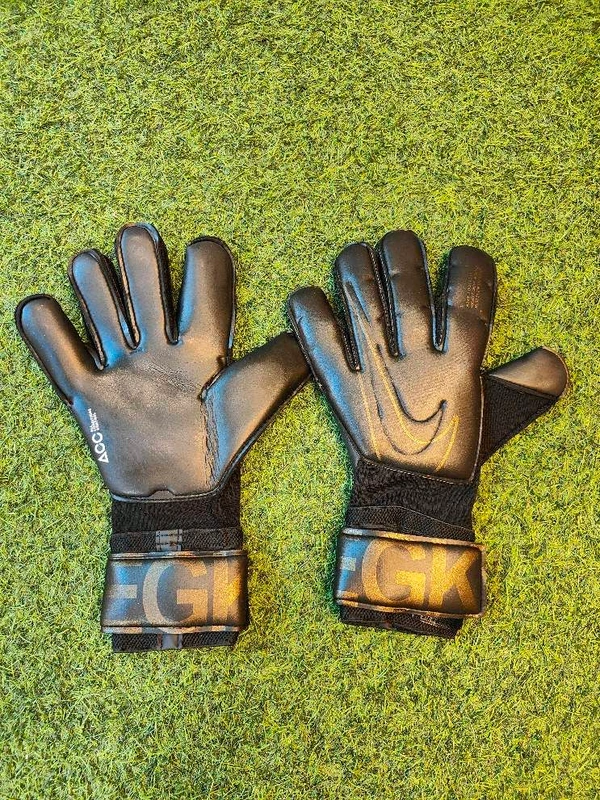 Vapor Grip 3 Goalkeeper Match Gloves Black Colour