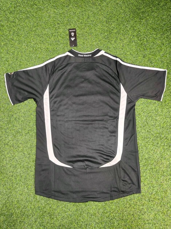 Retro Madrid 2006-07 Away Half Sleeve - L