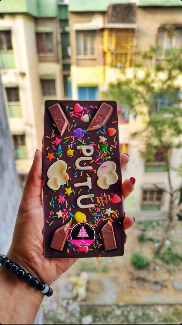 ADDYS' CHOCOLATE CENTRE Chocolate with KitKat and vanilla love 