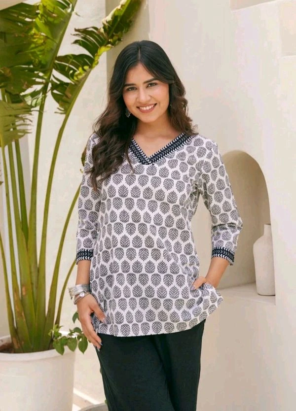 Black Jaal Floral Print Top Cotton V-Neck Short Kurti Tunic for Women - Thistle, M