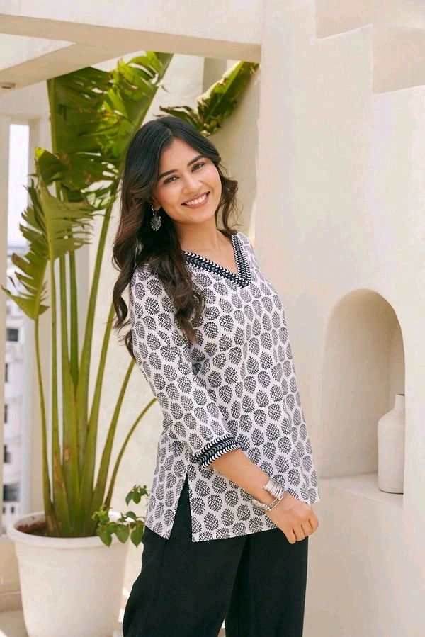 Black Jaal Floral Print Top Cotton V-Neck Short Kurti Tunic for Women - Thistle, XL
