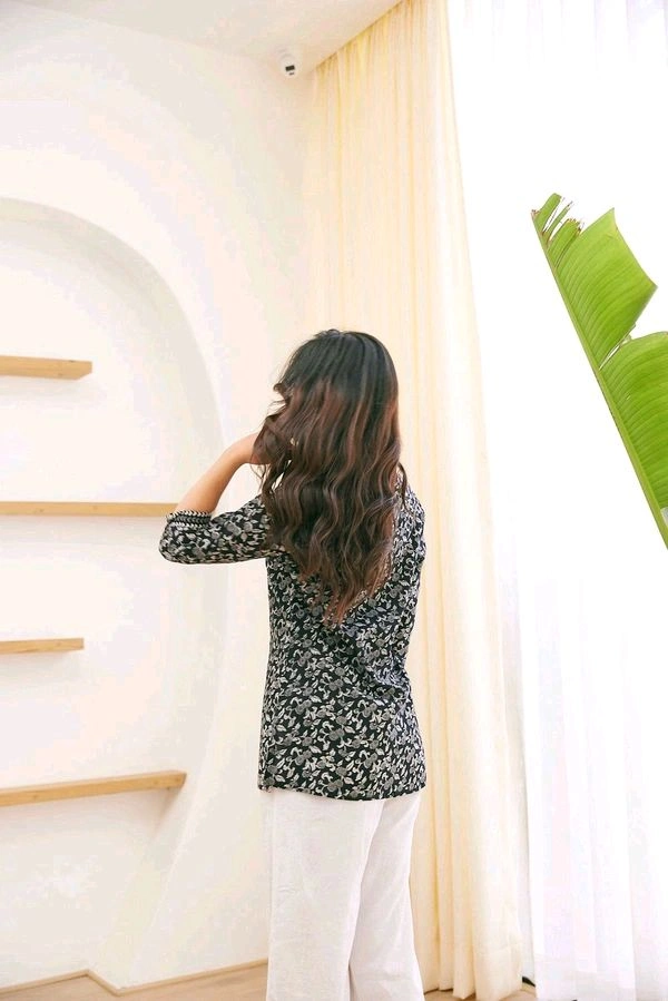 Black Jaal Floral Print Top Cotton V-Neck Short Kurti Tunic for Women - Celtic, XS