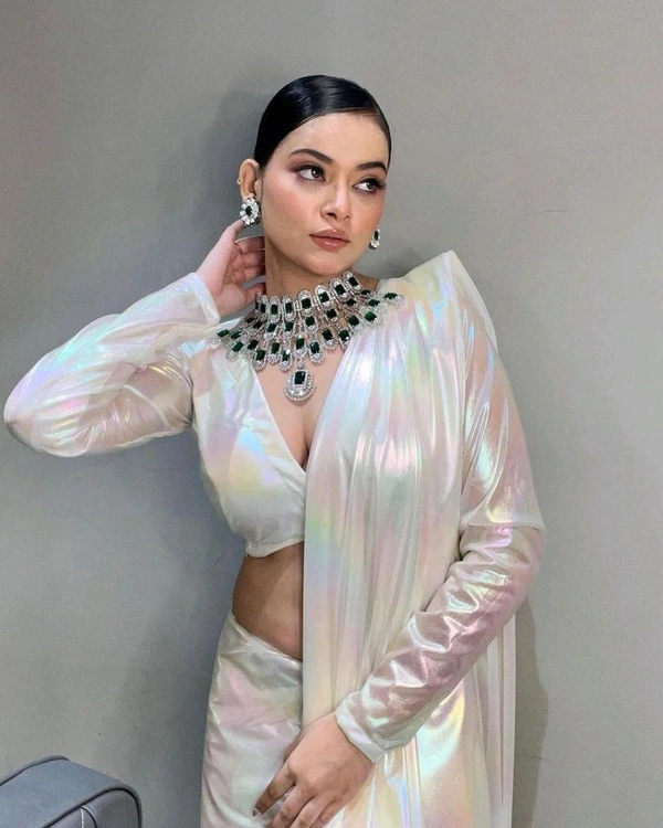 Metallic Glow Saree - Changing Colors at Every Curve - White, Free Size