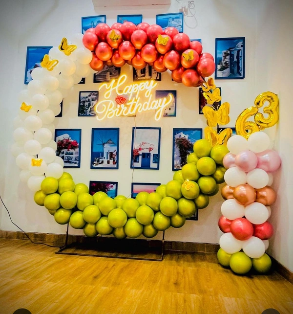 Ring Decor In Chrome Ballons 