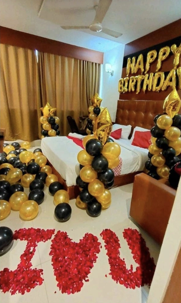 Gold Black Room.Decor