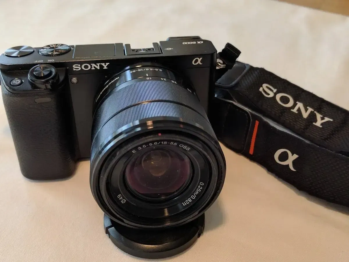 Sony ミラーレスカメラ a6000 + E 18-55mm OSS Sony A6000 with 18-55mm Lens – Fast, Compact Mirrorless Camera Kit