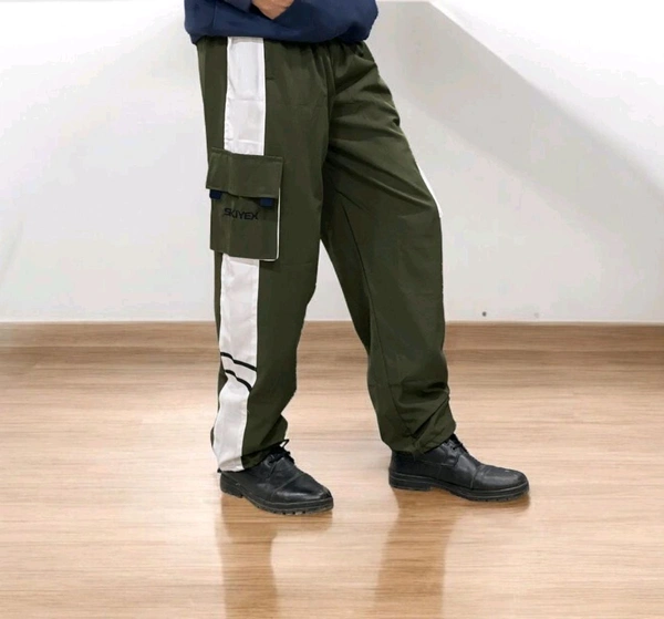 The Parachute Baggy Lower pants are a versatile and practical choice for casual wear