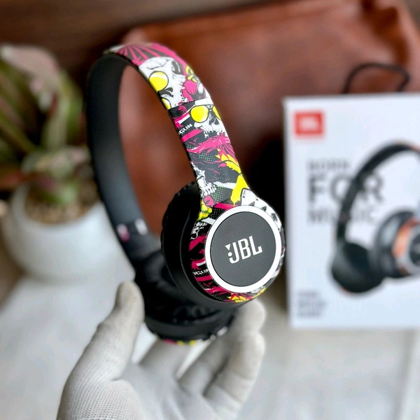 New Limited Edition High Quality Bluetooth Wireless Headphones With 5-6 Hours Playback Time