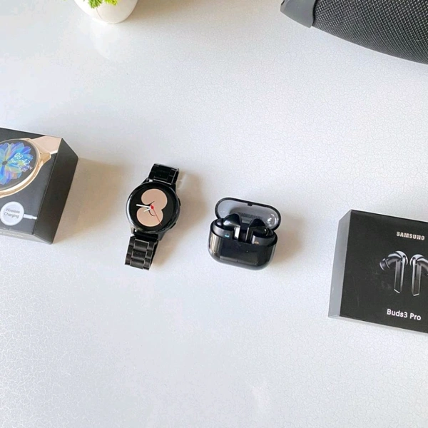 Most Awaited Budget Combo | Active 2 Amoled Display Smartwatch And Buds 3 Pro Best Quality Earphone
- Black