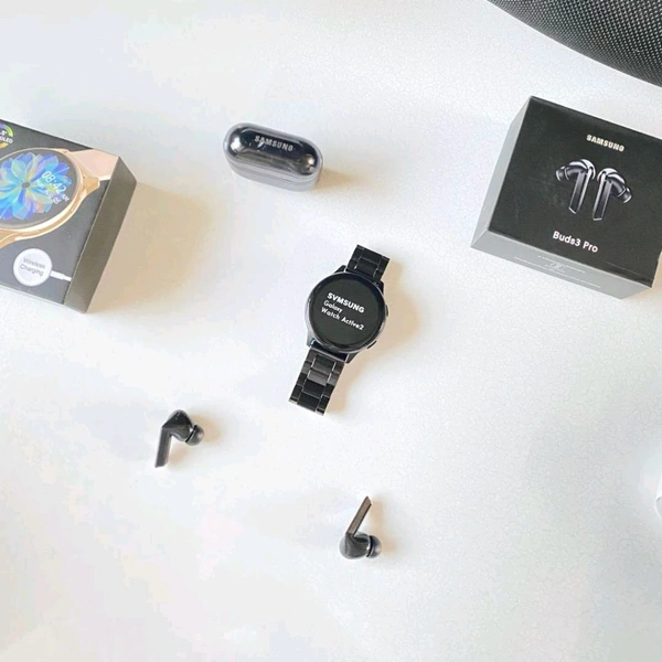 Most Awaited Budget Combo | Active 2 Amoled Display Smartwatch And Buds 3 Pro Best Quality Earphone
- Black