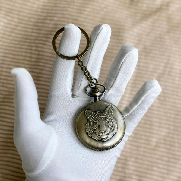 Vintage Pocket Watch Keychain | Retro Design | Quartz Movement | Gift Choice