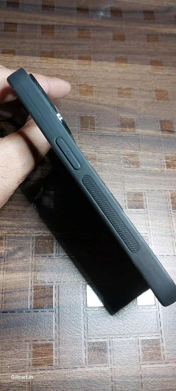 Gillcart iPhone 15 Pro Nimmy Cover - Black