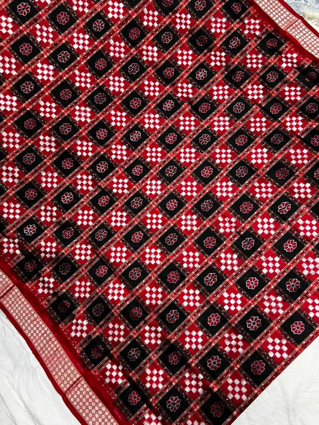 Full body big Pasapali pattern pure Sambalpuri pata saree is red and b