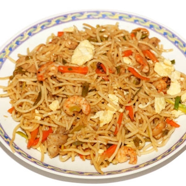 एग चाऊमीन  - हाफ प्लेट