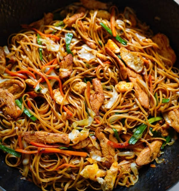 चिकन चाऊमीन  - हाफ प्लेट