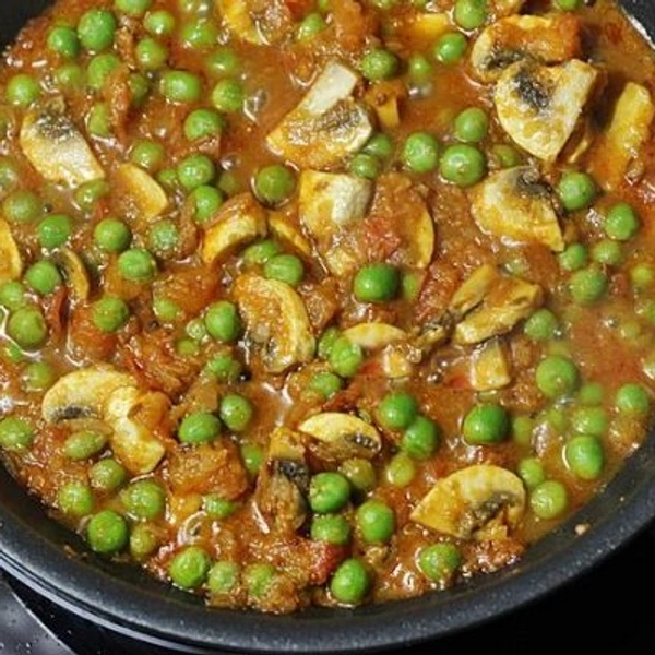 Mushroom Matar masala - हाफ प्लेट