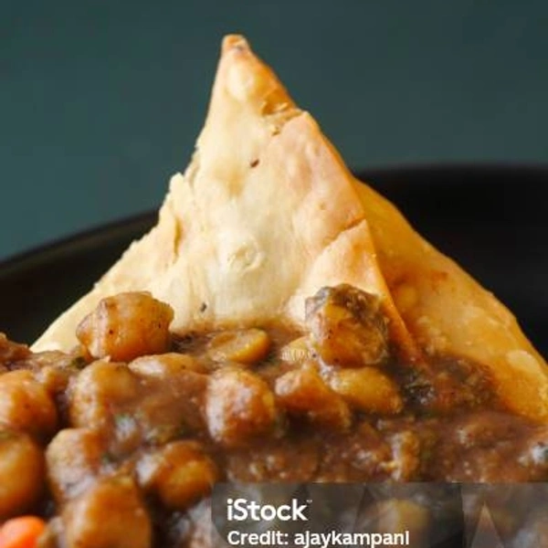 छोला समोसा - Rama Sweets, One Plate