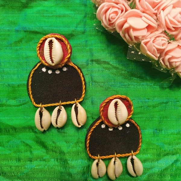 Painted Cowrie Stud
