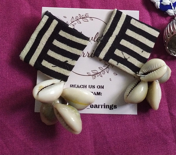 B/W Cowrie