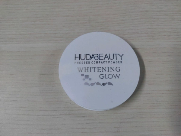 Huda Beauty compact powder - Regular, White