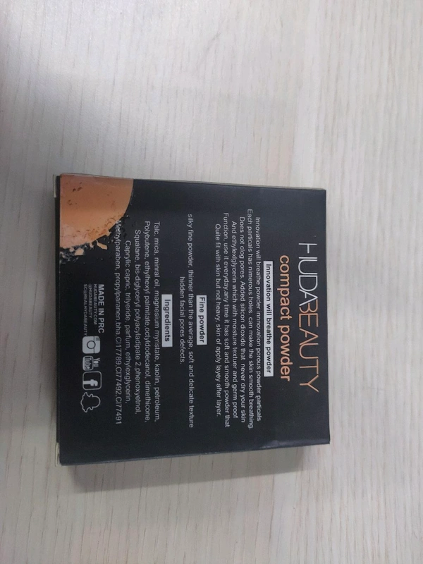 Huda beauty powder - Regular, Black