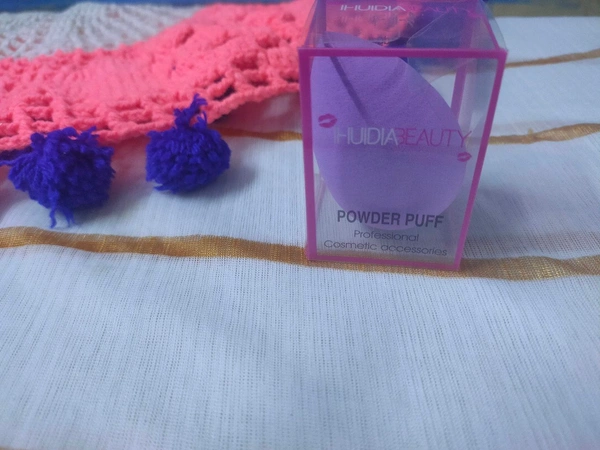 Huda Beauty Powder Puff (Random Colour) - Medium