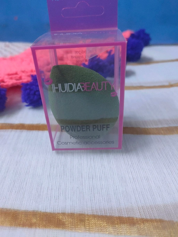 Huda Beauty Powder Puff (Random Colour) - Medium