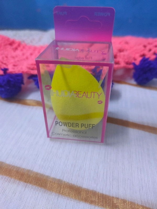 Huda Beauty Powder Puff (Random Colour) - Medium