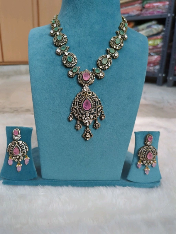 Victorian Grend Neck Set  - Vz
