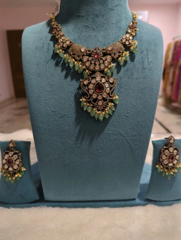 victorian neckpiece