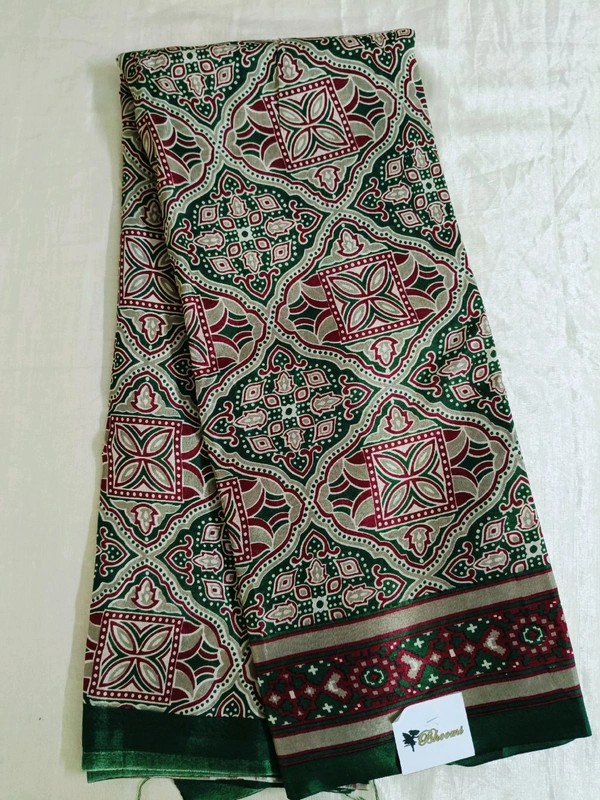 Model Silk - green