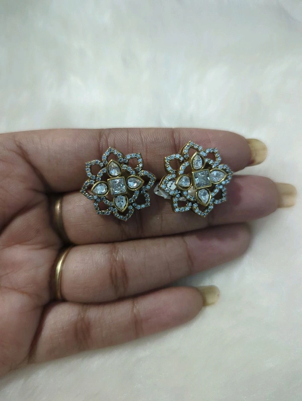 VICTORIAN STUDS