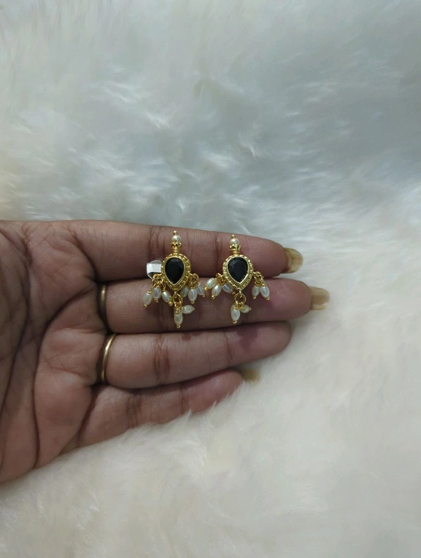 stone earrings - Black