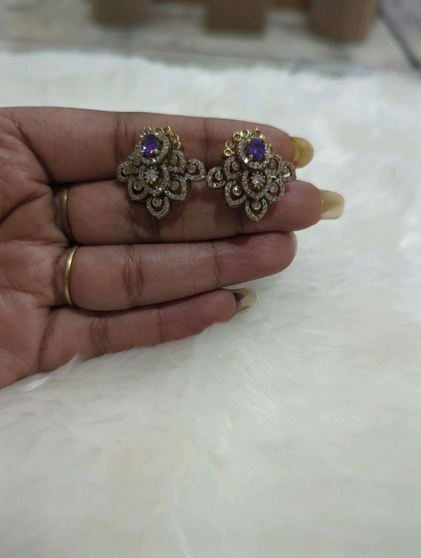VICTORIAN STUDS