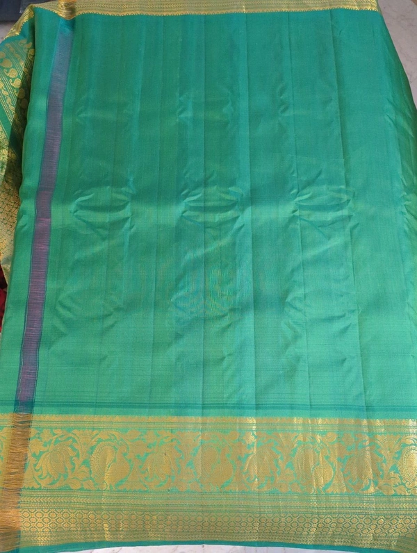 Pure Handloom Gadwal Pattu With Kuttu Boarders  - Green