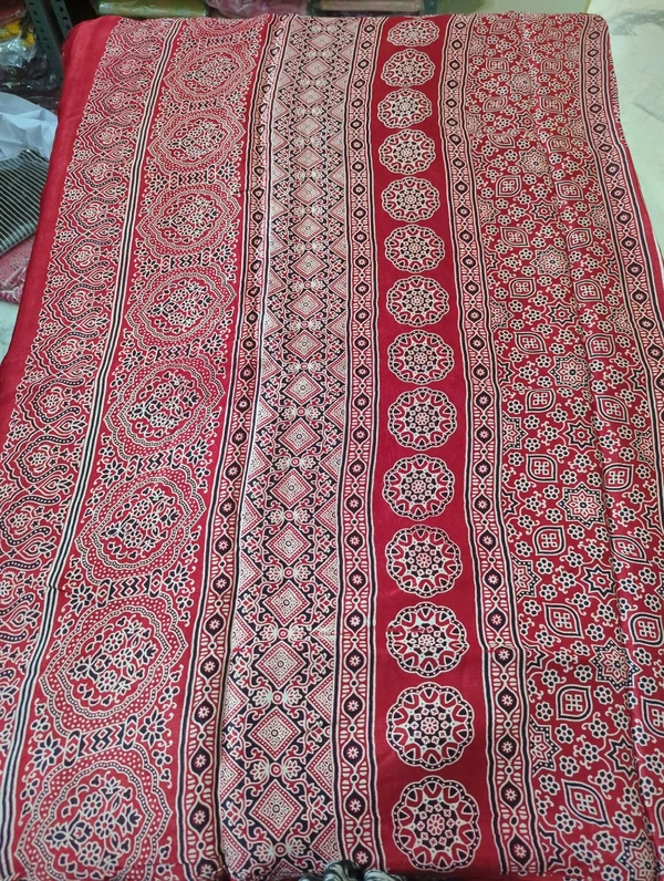 Model Silk - Red, Straight Lines