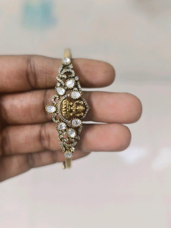 Victorian Bracelet With Lakshmi Ammavaru - 2.4 Nd 2.6, vz
