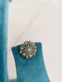 Victorian Studs - White, vz