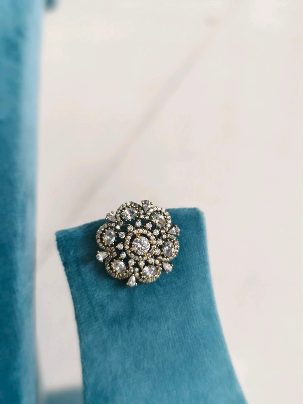 Victorian Studs - White, vz