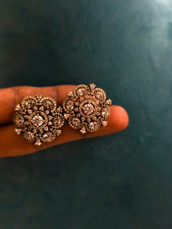 Victorian Studs - White, vz