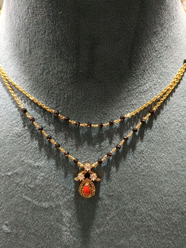 2922 Black Beads With Victorian Pendent  - vz